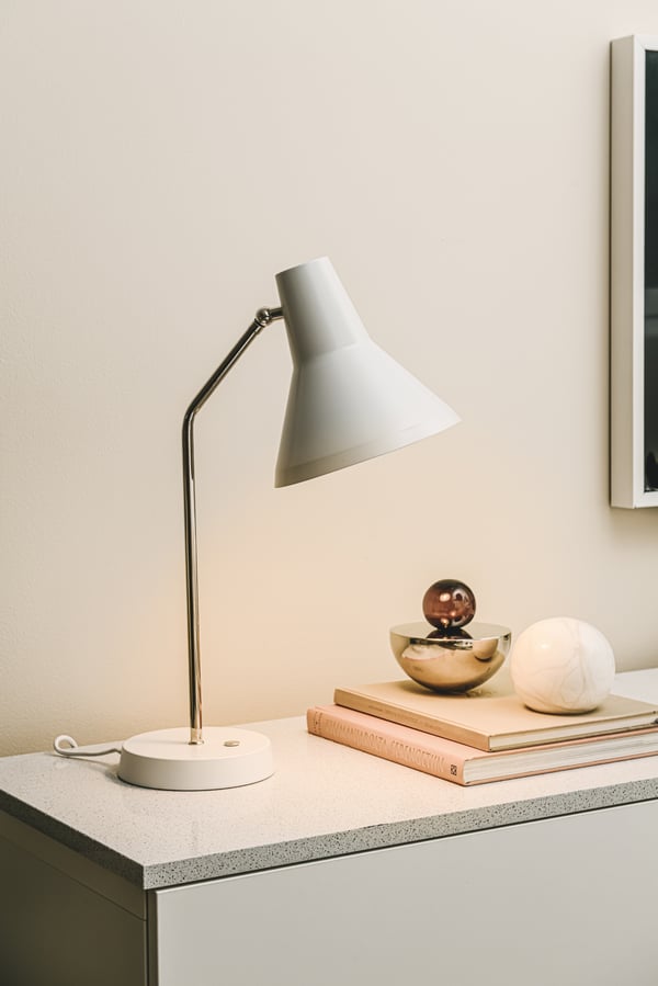 Innolux Carin -bordlampe, E27, hvid/messing