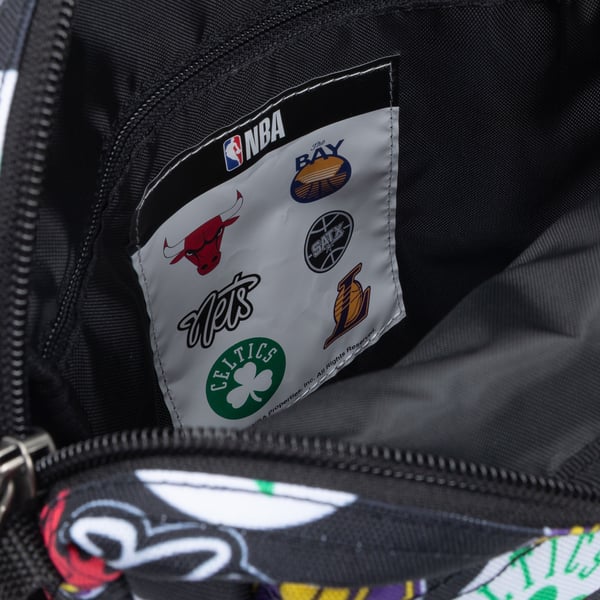 Eastpak Arcade Mini Bag NBA axelremsväska, svart