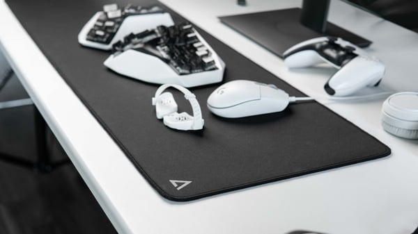 Deltahub Gaming Desk Mat Sort - S - musemåtte, 30 x 90 cm