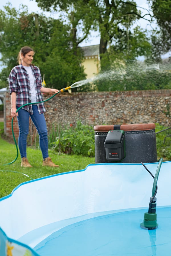 Bosch Trädgårdspump 18V-2000 -batteridriven vattenspruta, med 2,5 Ah batteri