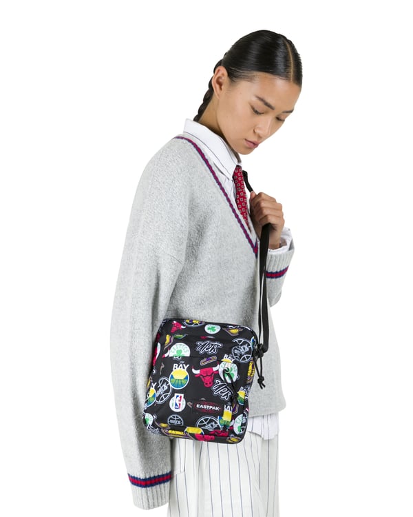 Eastpak Arcade Mini Bag NBA axelremsväska, svart