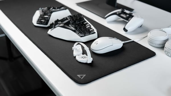 Deltahub Gaming Desk Mat Sort - S - musemåtte, 30 x 90 cm
