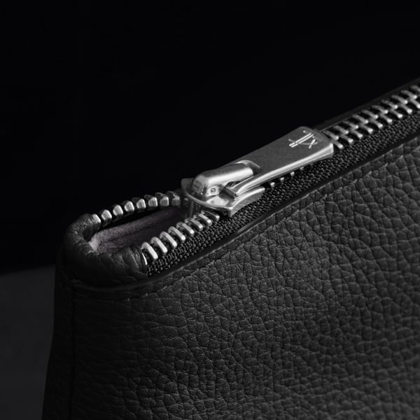Woolnut Leather Pouch -accessoarfodral, svart