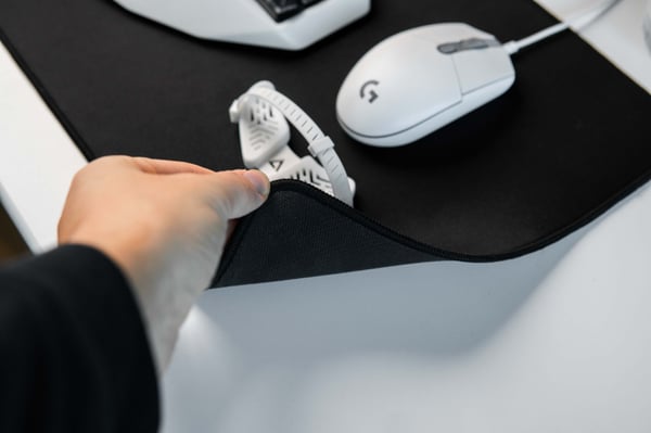 Deltahub Gaming Desk Mat Sort - L - musemåtte, 45 x 100 cm