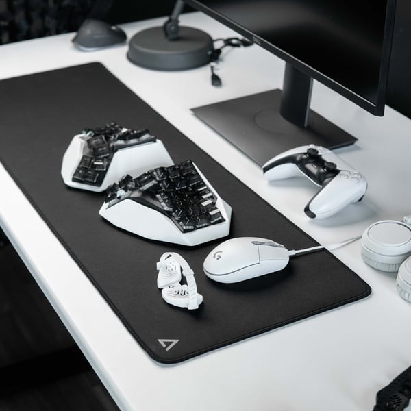 Deltahub Gaming Desk Mat Sort - S - musemåtte, 30 x 90 cm