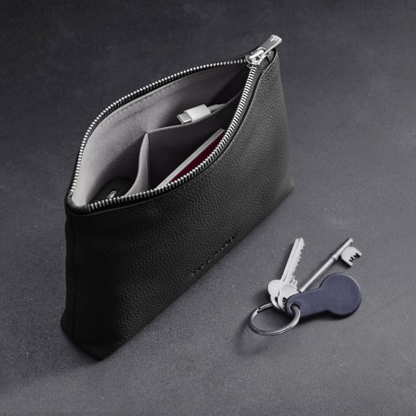 Woolnut Leather Pouch -accessoarfodral, svart