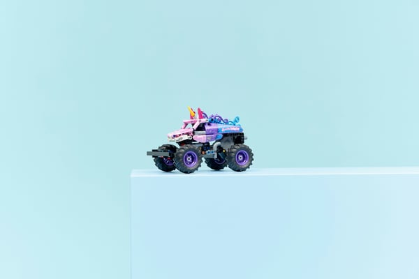 LEGO Technic 42220 Monster Jam™ Sparkle Smash™ med dragmotor
