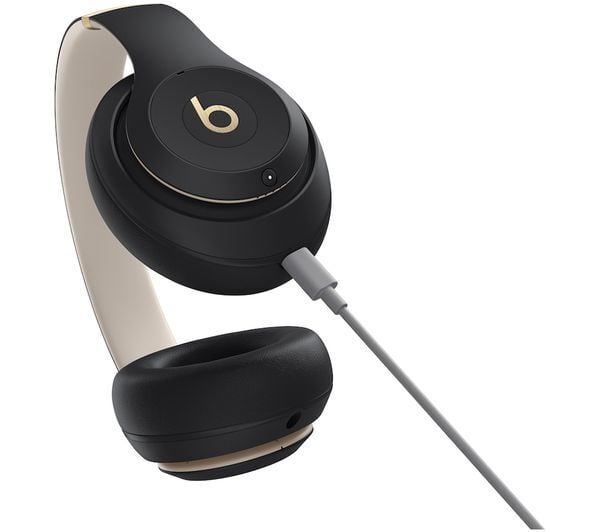 Beats Studio Pro trådlösa hörlurar, svart/guld
