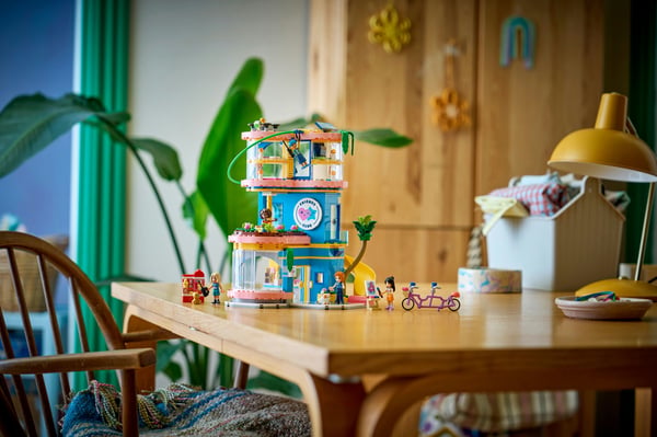 LEGO Friends 42689 Vänskapshuset i Heartlake City