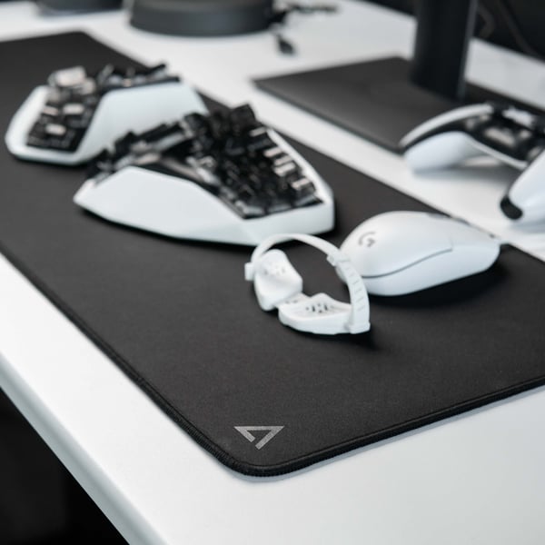 Deltahub Gaming Desk Mat Sort - S - musemåtte, 30 x 90 cm