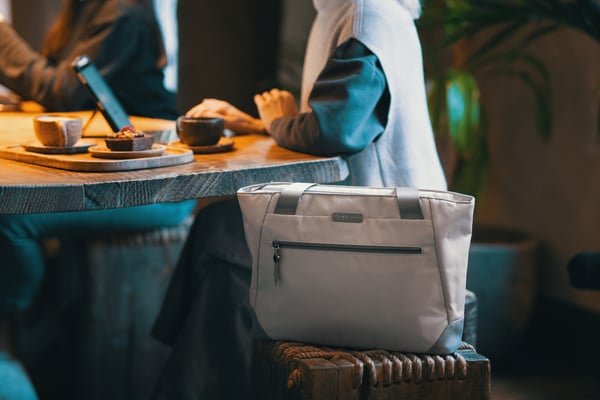 Targus Avila 16" Tote bärbar datorväska, ljus beige