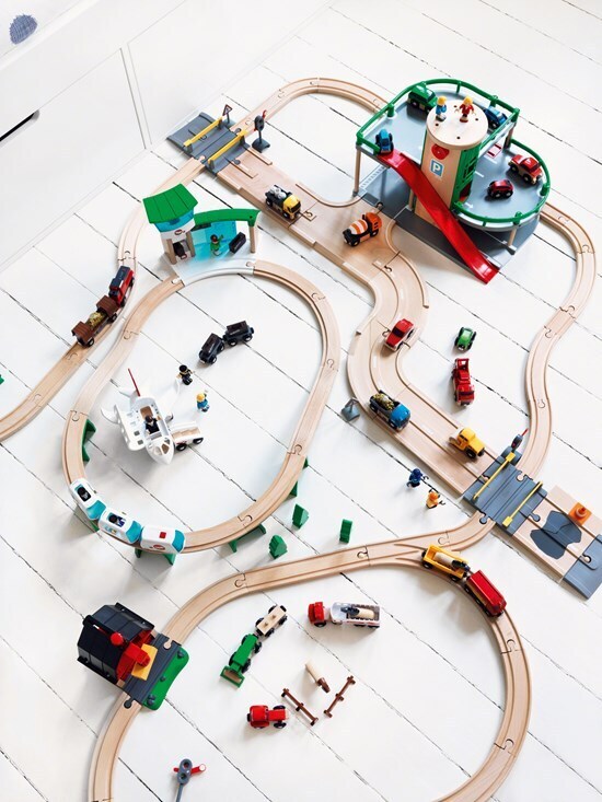 BRIO Railway 33204 - Rail & Road - parkeringshus