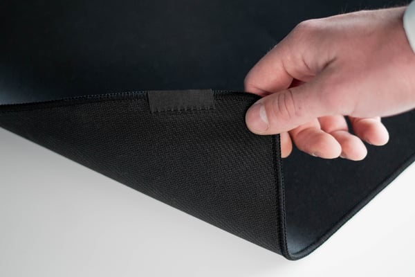Deltahub Gaming Desk Mat Sort - S - musemåtte, 30 x 90 cm