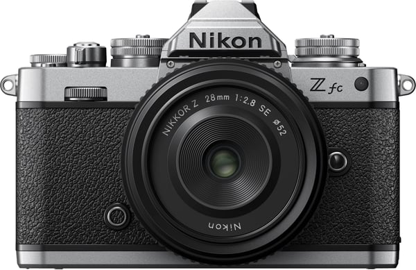 Nikon Z fc -systemkamera + 28 mm f2.8 SE-objektiv
