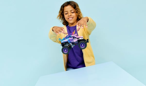 LEGO Technic 42220 Monster Jam™ Sparkle Smash™ med dragmotor