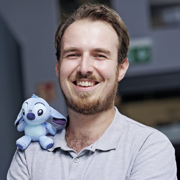 WD Stitch axelplyschkompis med magnetfäste
