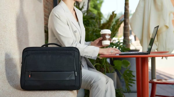Lenovo ThinkPad Professional 16" Topload Gen 2 -tietokonelaukku, musta