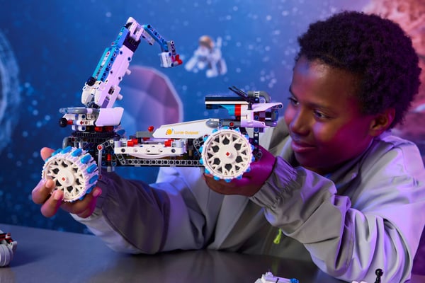 LEGO Technic 42211 - Lunar Outpost rymdmotordriven terrängfordon