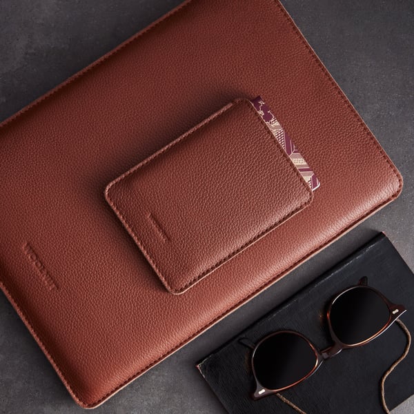 Woolnut Leather Sleeve för Passports -passficka, konjak
