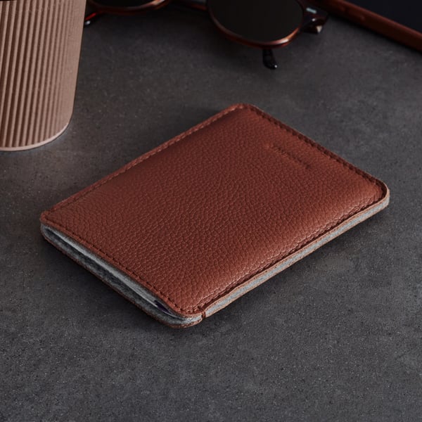 Woolnut Leather Sleeve för Passports -passficka, konjak