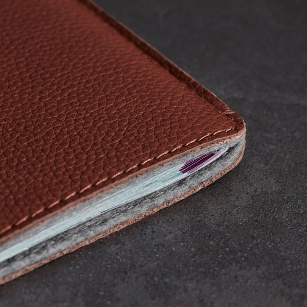 Woolnut Leather Sleeve för Passports -passficka, konjak