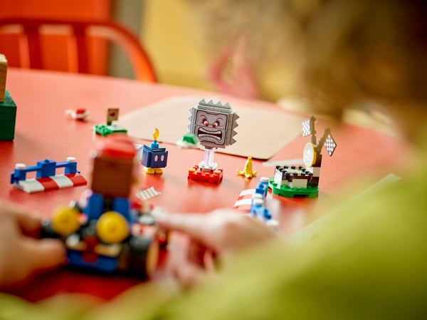 LEGO Super Mario 72043: Mario Kart - Interaktiv LEGO Mario och Standard Kart