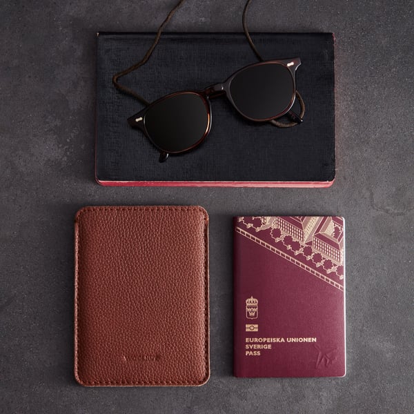 Woolnut Leather Sleeve för Passports -passficka, konjak