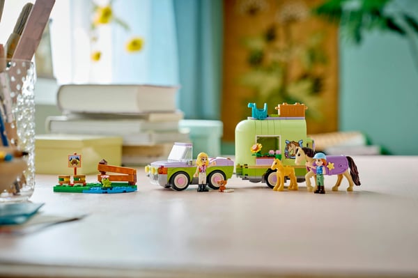 LEGO Friends 42695 Häst- och föltransport