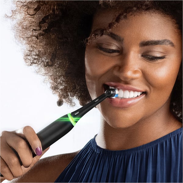Oral-B iO 5 Black & White -el-tandbørste, dobbeltkrop, sort/hvid