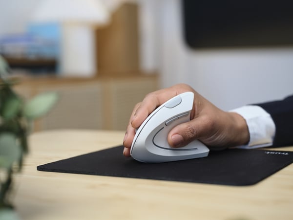 Trust Verto ergonomisk trådlös vertikalmus, vit