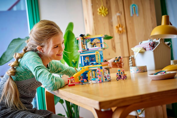 LEGO Friends 42689 Vänskapshuset i Heartlake City