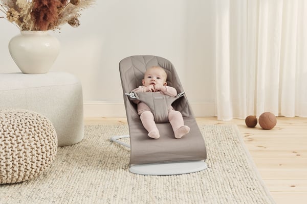 BabyBjörn Bliss Woven skråstol, sandgrå, bladmønstret