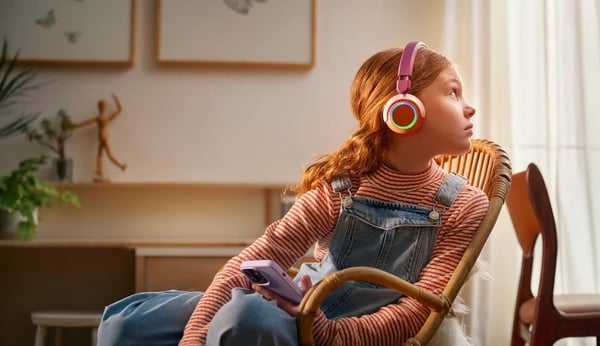 Philips TAK4200MP/00 barnhörlurar med hårdbygel, rödviolett