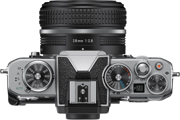 Nikon Z fc -systemkamera + 28 mm f2.8 SE-objektiv