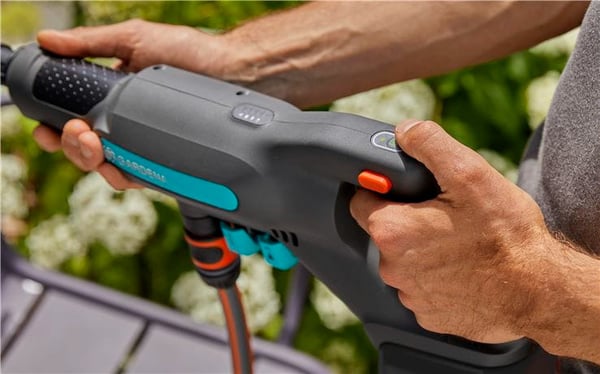 GARDENA AquaClean 24/18V P4A Premium mellemtryksrenser