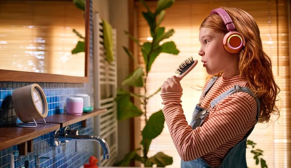 Philips TAK4200MP/00 barnhörlurar med hårdbygel, rödviolett