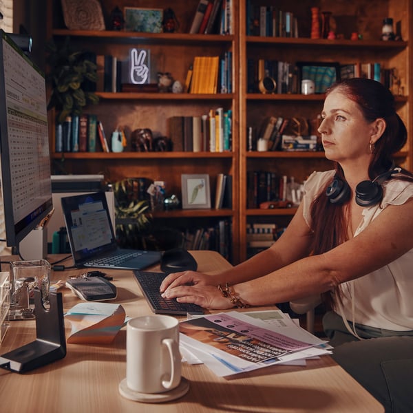Poly Voyager Focus 2 - Bluetooth-hörlurar med mikrofon, Microsoft Teams-certifierad (9T9J4AA)