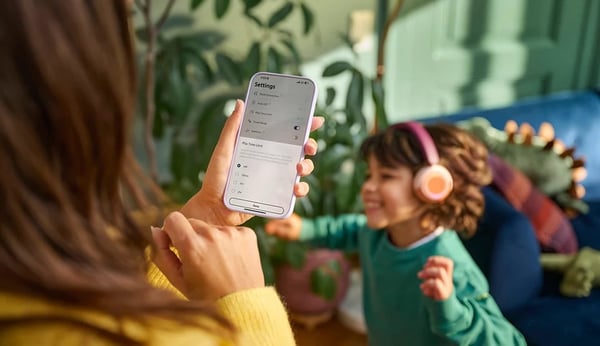 Philips TAK4200MP/00 barnhörlurar med hårdbygel, rödviolett