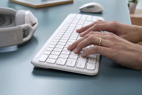 Logitech MK950 Signature Slim-tastatur og mus, hvid