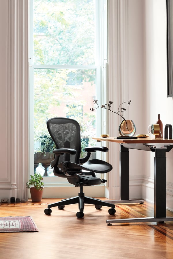 Herman Miller Aeron Remastered -arbetsstol, grafitsvart, storlek B, djupjusterbar ryggstöd
