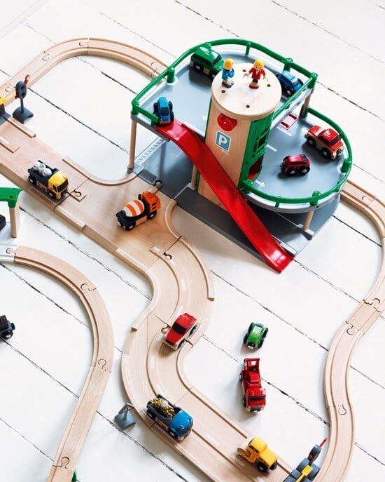 BRIO Railway 33204 - Rail & Road - parkeringshus