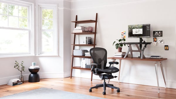 Herman Miller Aeron Remastered -arbetsstol, grafitsvart, storlek B, djupjusterbar ryggstöd