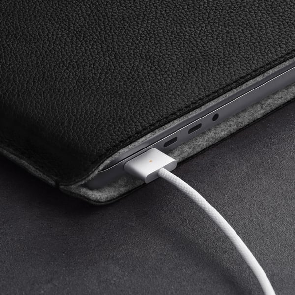 Woolnut lædersleeve - beskyttelsestaske til 16" MacBook Pro, sort