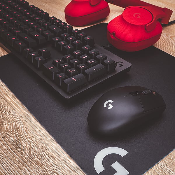 Logitech G305 -trådlös LIGHTSPEED speldatormus, svart