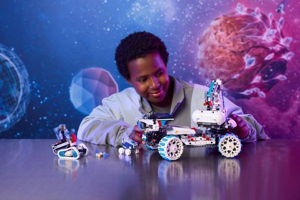 LEGO Technic 42211 - Lunar Outpost rymdmotordriven terrängfordon