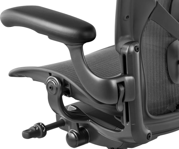 Herman Miller Aeron Remastered -arbetsstol, grafitsvart, storlek B, djupjusterbar ryggstöd