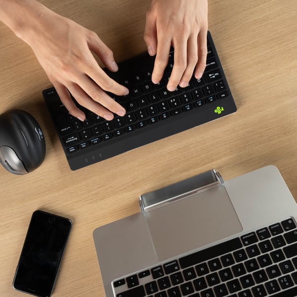 R-Go Compact Break - ergonomisk tastatur med pauseprogramvare, trådløs, sort