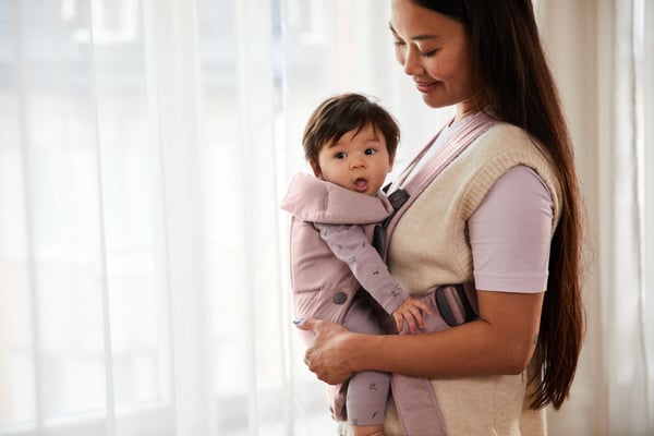 BabyBjörn Mini Woven bæreslynge, støvet rosa