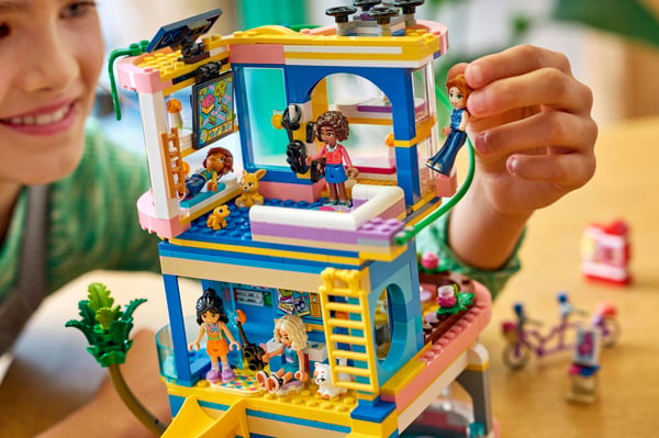 LEGO Friends 42689 Vänskapshuset i Heartlake City