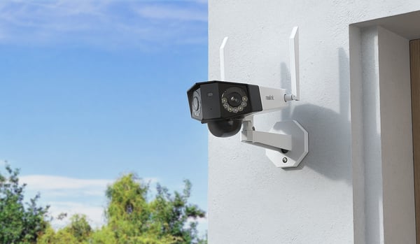 Reolink Duo-serien G750 batteridriven 8MP AI-övervakningskamera med två linser och LED-strålkastare, för utomhusbruk